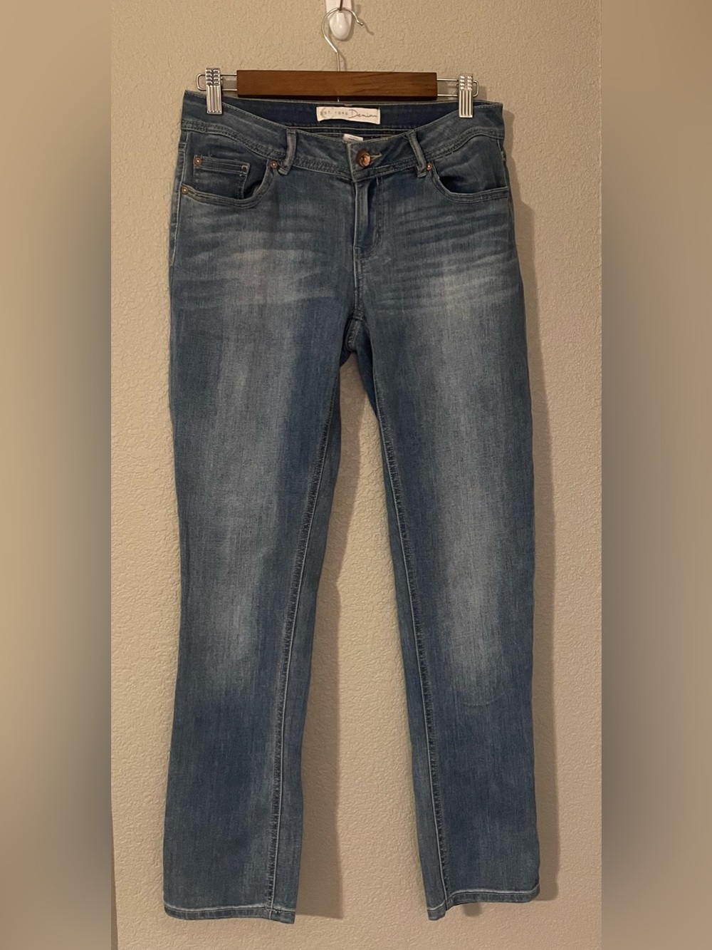 Est. 1948 Women’s Straight Leg Jeans in Faded Blue